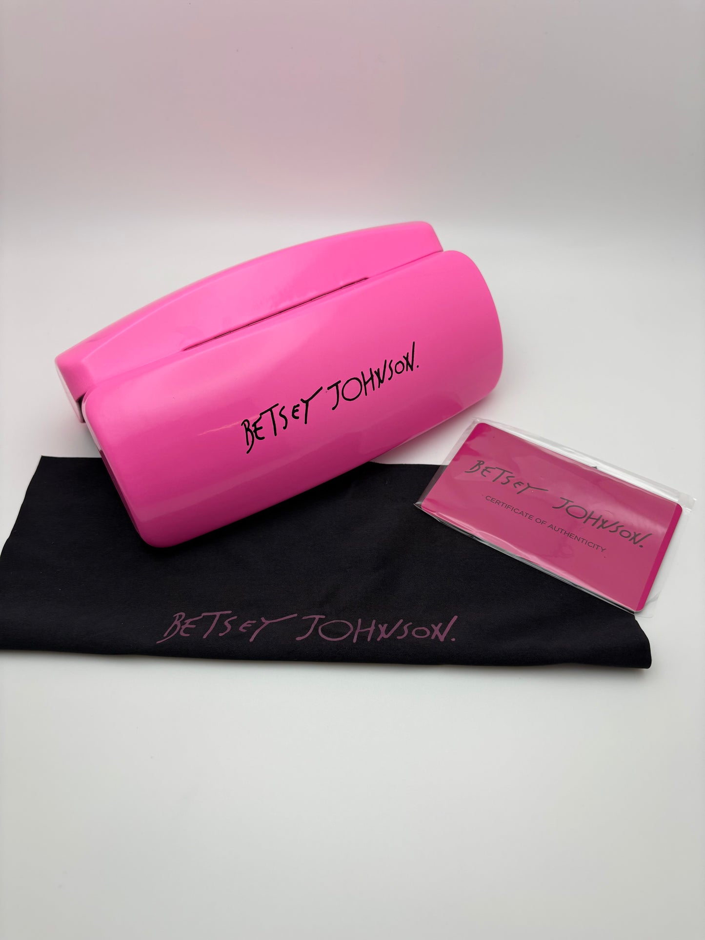 Betsey Johnson Clamshell Eyeglass Case with Cleaning Cloth / Pink